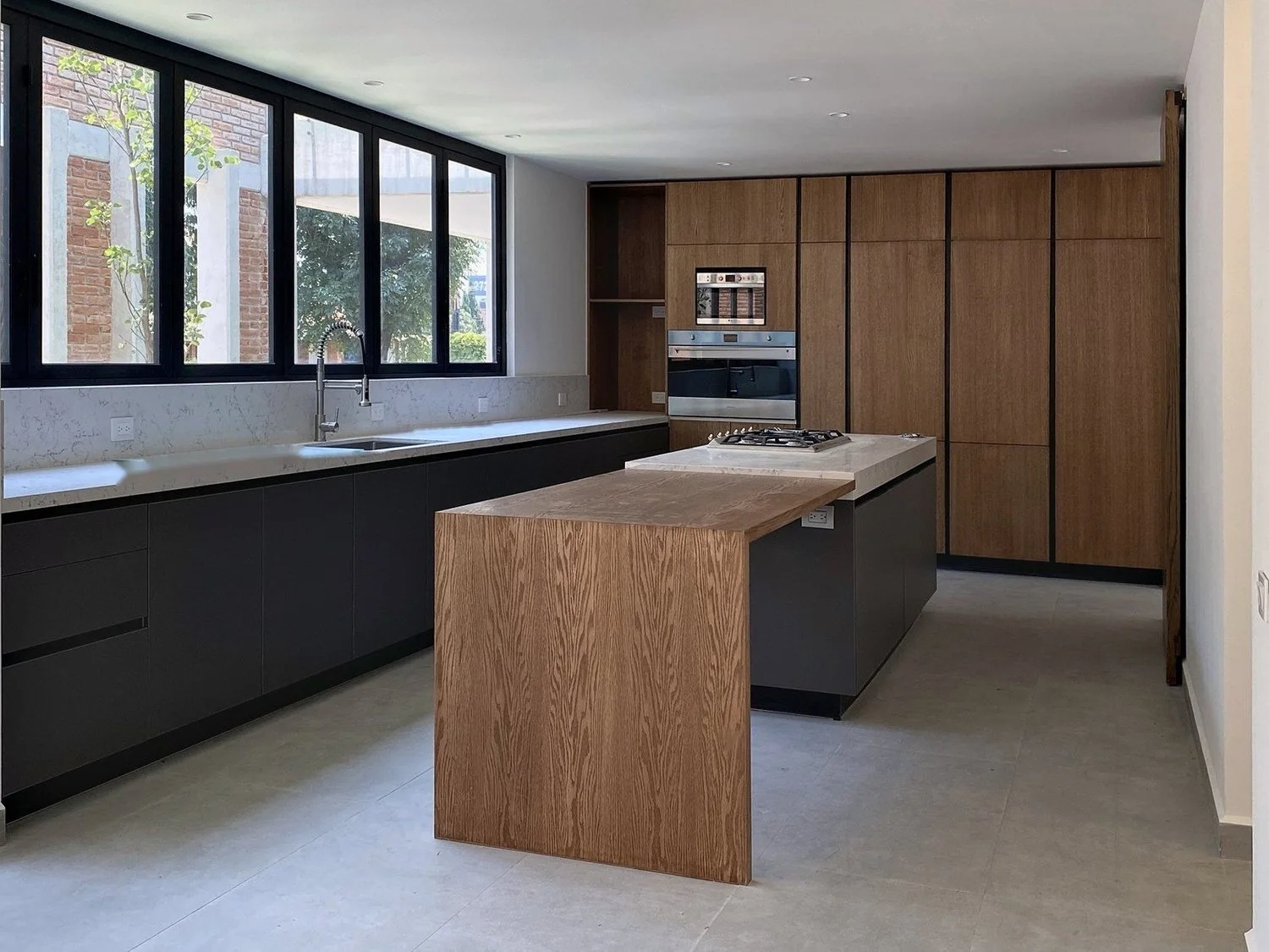 Cocina Familiar, con isla de madera y luz natural