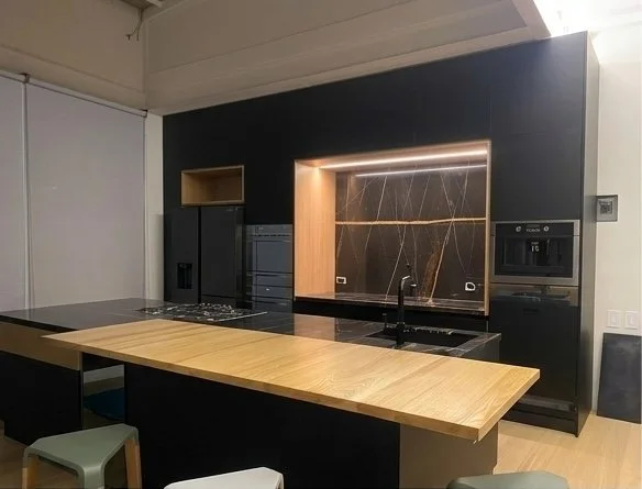 Cocina Negra en Ciudad de México, con barra de madera e isla de piedra